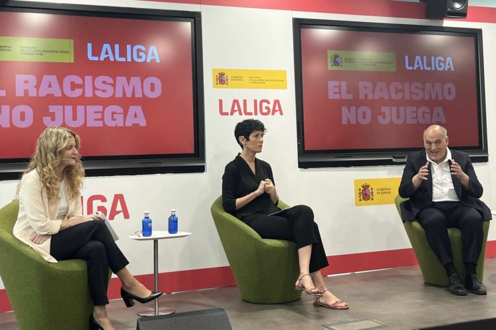 Elma Saiz y Javier Tebas durante el dialogo en la jornada | Foto de Servimedia