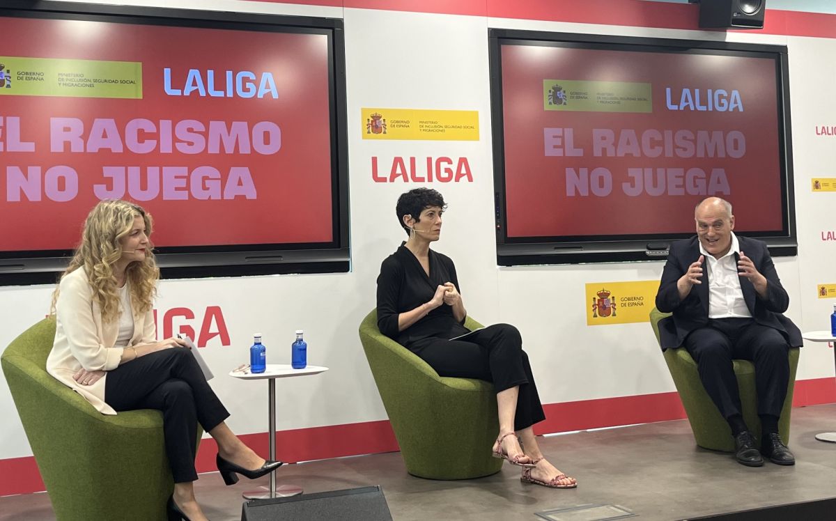 Elma Saiz y Javier Tebas durante el dialogo en la jornada | Foto de Servimedia