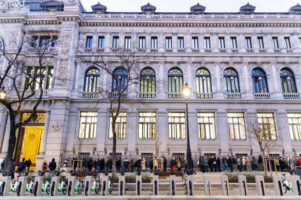 Colas en el Banco de España para contratar Letras del Tesoro. Foto: Carlos Luján / Europa Press