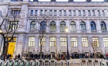 Colas en el Banco de España para contratar Letras del Tesoro. Foto: Carlos Luján / Europa Press