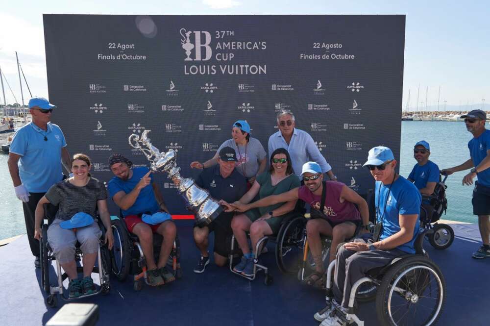 Grant Dalton junto a los regatistas de vela adaptada en L’Escala | Foto de Jan Latussek