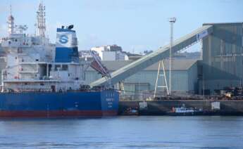 Un buque mercante atracado en el puerto de A Coruña.