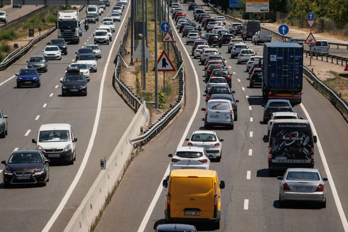 Atascos en la autovía A-3, a 12 de julio de 2024, en Madrid (España). Hoy comienza la segunda operación salida del verano para la segunda quincena de julio. La Dirección General de Tráfico (DGT) ya informó el pasado 27 de junio de que este verano se producirán más de 94 millones de desplazamientos, un 0,4% más que en el periodo estival del pasado año. Según la DGT, cuando acabe julio se habrán producido 45,7 millones de desplazamientos, mientras que en agosto se prevén 48,3 millones.
12 JULIO 2024;VERANO;DGT;CARRETERAS;DESPLAZAMIENTOS
Alejandro Martínez Vélez / Europa Press
(Foto de ARCHIVO)
12/7/2024