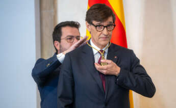 El expresident de la Generalitat, Pere Aragonès y el nuevo president de la Generalitat de Cataluña, Salvador Illa. Foto: Lorena Sopêna / Europa Press.