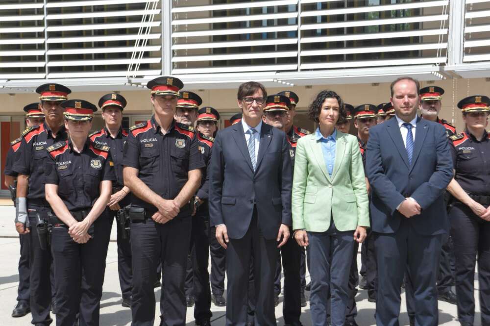 El comisario jefe de los Mossos d'Esquadra Eduard Sallent (4d); el presidente de la Generalitat, Salvador Illa (3d), y la portavoz del PSC, Núria Parlon (2d), posan una visita al Complex Central de Mossos d'Esquadra, a 14 de agosto de 2024, en Barcelona, Catalunya (España). Salvador Illa ha realizado su primera visita oficial al complejo central de los Mossos d'Esquadra en Sabadell junto a la nueva consellera de Interior, Núria Parlón. Ambos se han desplazado hasta el cuartel general del cuerpo autonómico para mostrarles su apoyo tras estar en el centro de la polémica por la fuga del líder de Junts, Carles Puigdemont. 14 AGOSTO 2024;BARCELONA;CATALUNYA;MOSSOS D ESQUADRA;COMPLEJO CENTRAL CUERPO MOSSOS D ESQUADRA Alberto Paredes / Europa Press 14/8/2024