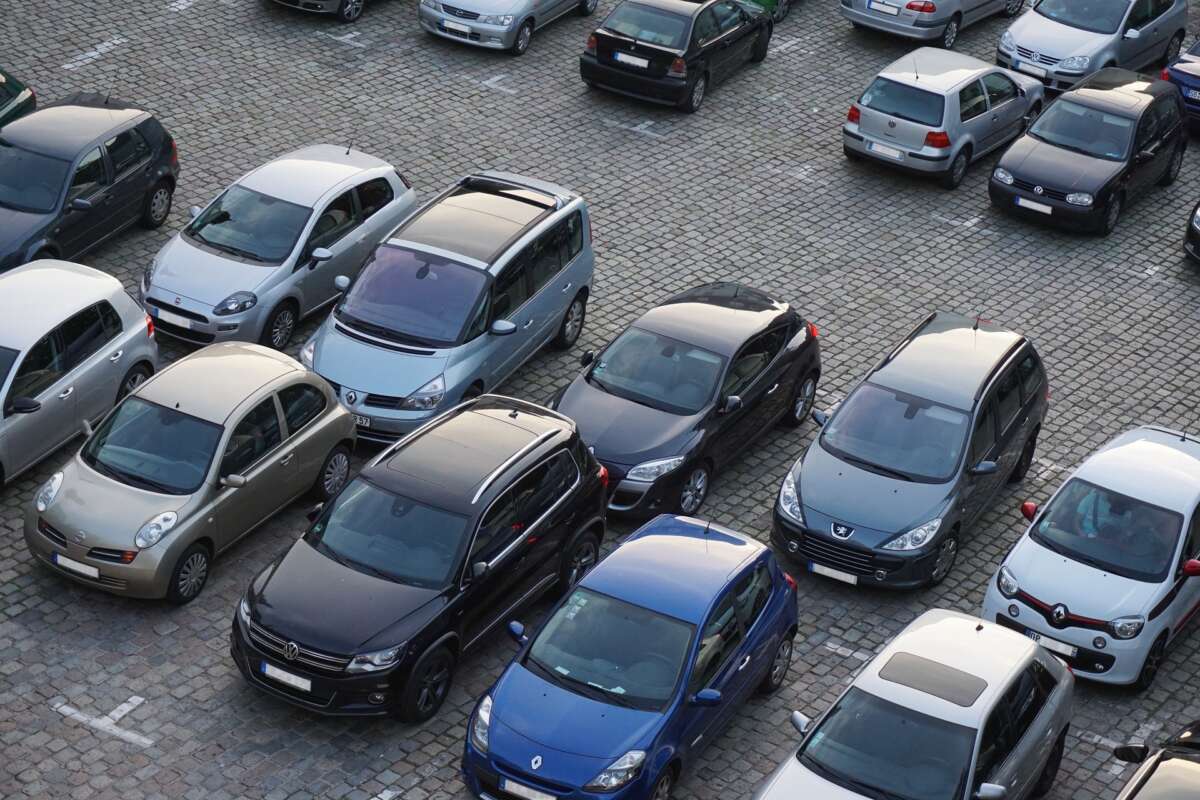 Un conjunto de coches aparcados. BBVA. Foto: Freepik.