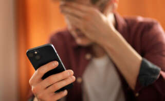 Un hombre recibe un SMS. Foto: Freepik.