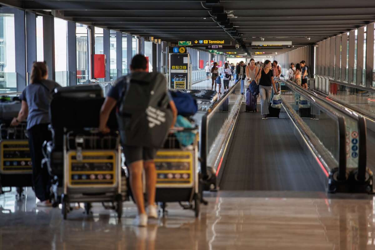 Varios viajeros en la terminal 4 del Aeropuerto Adolfo Suárez Madrid-Barajas. Foto:
Alejandro Martínez Vélez / Europa Press