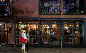 (Foto de ARCHIVO) Una mujer espera en la entrada de un restaurante en la Avenida Meritxell, a 3 de diciembre de 2022, en Andorra la Vella, Principado de Andorra. El movimiento turístico en el Principado de Andorra registra cifras de récord después de que en los últimos diez meses se hayan superado los nueve millones de pernoctaciones. De hecho, el volumen de pernoctaciones en el país ha aumentado un 165% en relación con el 2021 y si se compara con el 2019, antes de la pandemia, la cifra es un 12% superior. El Gobierno andorrano confía cerrar el 2022 rozando los diez millones. Entre el 1 de diciembre de 2021 y el 30 de septiembre de 2022, Andorra recibió más de 3 millones de turistas, un incremento del 133% respecto al mismo período del año anterior y un 12% más que en 2019. Maricel Blanch / Europa Press 04 DICIEMBRE 2022;TURISMO;COMPRAS;NAVIDAD;PUENTE DICIMEBRE;PUENTE PURÍSIMA;DECORACIÓN NAVIDEÑA;TIENDA;TIENDAS;CALLE COMERCIAL;RESTAURANTE;CENA NAVIDAD;HOSTELERÍA;COMPRAS; 04/12/2022. Andorra.