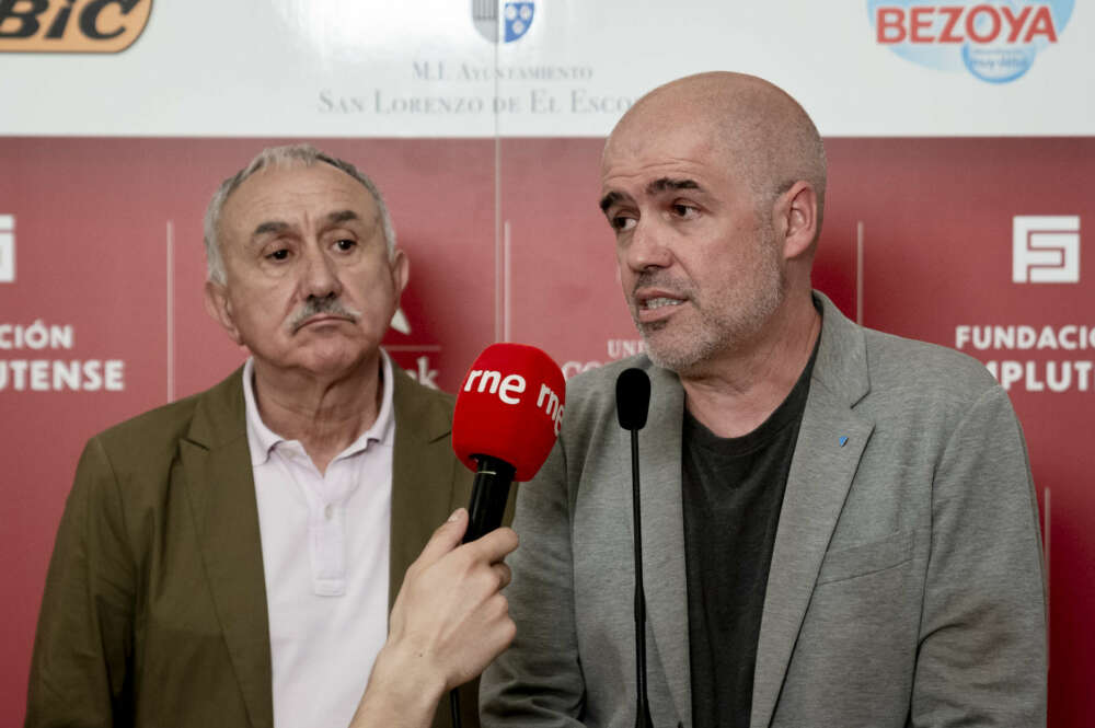 (Foto de ARCHIVO) El secretario general de UGT, Pepe Álvarez (i) y el secretario general de CCOO, Unai Sordo (d), realizan unas declaraciones a la prensa antes del coloquio 'La participación de las personas trabajadoras vista desde las organizaciones sindicales', en el Hotel Victoria, a 9 de julio de 2024, en San Lorenzo de El Escorial, Madrid (España). El coloquio se engloba dentro del curso ‘Una legislatura social y de cambio: la democracia en la empresa’ en los Cursos de Verano de El Escorial organizados por la Universidad Complutense de Madrid. A. Pérez Meca / Europa Press 09 JULIO 2024;CCOO;UGT;PEPE ÁLVAREZ;DERECHOS LABORALES;UNAI SORDO;COLOQUIO;CURSOS DE VERANO; 09/7/2024