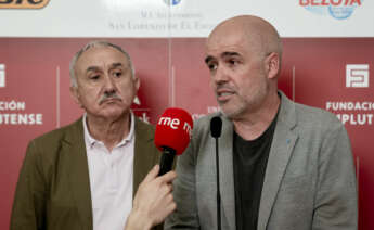 (Foto de ARCHIVO) El secretario general de UGT, Pepe Álvarez (i) y el secretario general de CCOO, Unai Sordo (d), realizan unas declaraciones a la prensa antes del coloquio 'La participación de las personas trabajadoras vista desde las organizaciones sindicales', en el Hotel Victoria, a 9 de julio de 2024, en San Lorenzo de El Escorial, Madrid (España). El coloquio se engloba dentro del curso ‘Una legislatura social y de cambio: la democracia en la empresa’ en los Cursos de Verano de El Escorial organizados por la Universidad Complutense de Madrid. A. Pérez Meca / Europa Press 09 JULIO 2024;CCOO;UGT;PEPE ÁLVAREZ;DERECHOS LABORALES;UNAI SORDO;COLOQUIO;CURSOS DE VERANO; 09/7/2024
