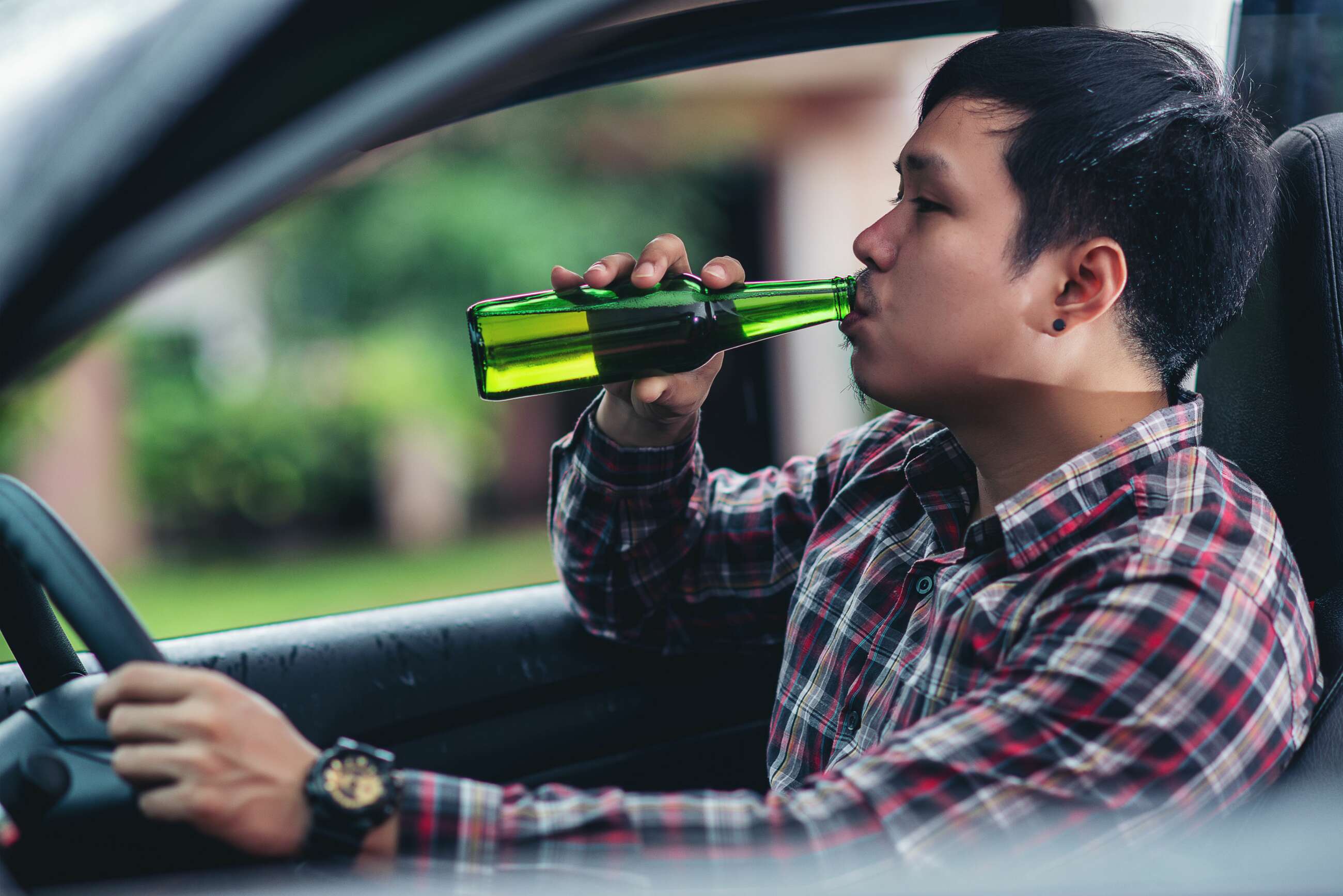 Un hombre bebe una cerveza. Foto: Freepik.