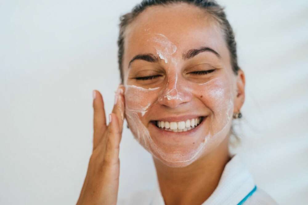 Mujer con crema hidratante de Mercadona