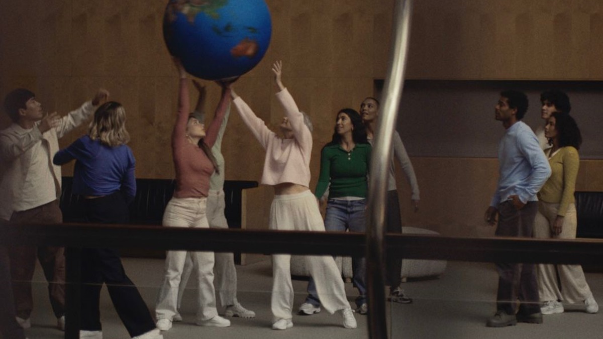 Un grupo de jóvenes con el globo terráqueo en la iniciativa de Moeve