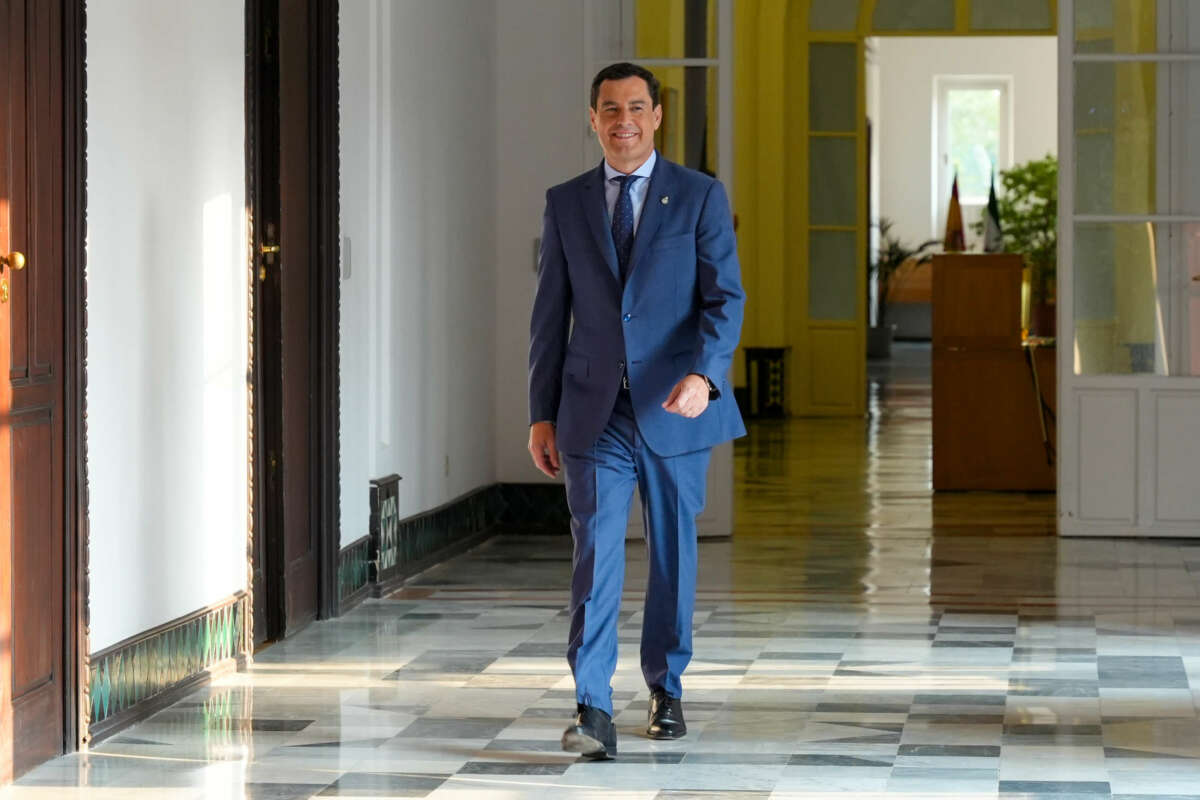 El presidente de la Junta de Andalucía, Juanma Moreno llega a la reunión, a 23 de septiembre de 2024, en Sevilla, Andalucía (España). El presidente de la Junta de Andalucía, Juanma Moreno, ha convocado a los portavoces de los grupos políticos del Parlamento andaluz para abordar los resultados de su reciente reunión con el presidente del Gobierno, Pedro Sánchez, celebrada el pasado viernes. Durante este encuentro, Moreno expondrá los puntos clave tratados con Sánchez y buscará consenso entre las formaciones políticas de la comunidad. Francisco J. Olmo / Europa Press 23/9/2024