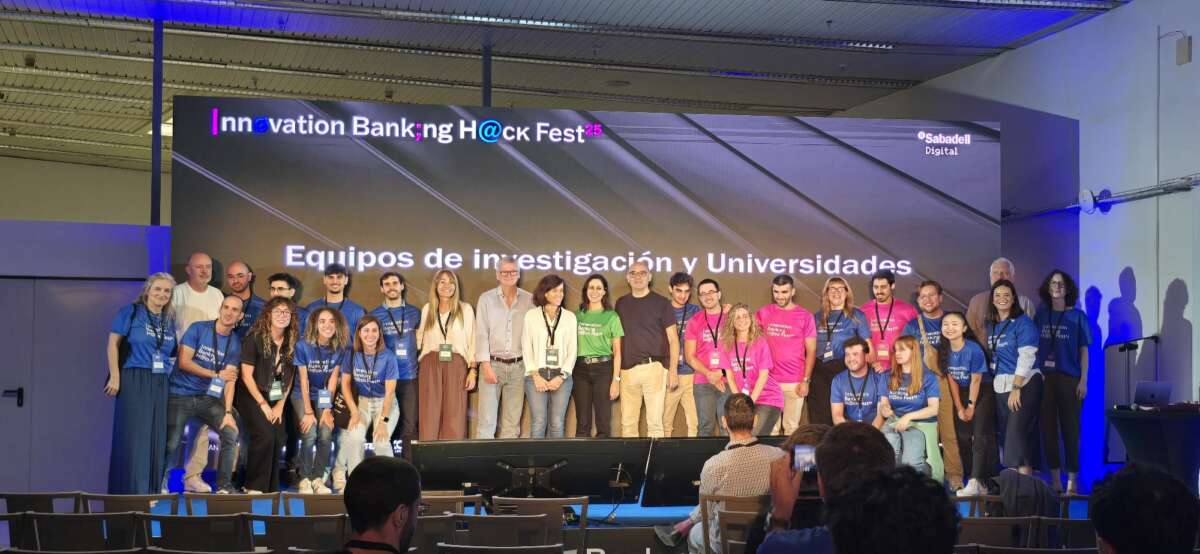 Foto de grupo de los equipos de investigación del grupo ALIA que participaron en el #IBHF25 junto a Rüdiger Schmidt (Subdirector General de Banco Sabadell), Elena Carrera (Directora General de la Entidad) y Susana Soler (directora del Centro de Competencias Tecnológicas del banco). Foto: Banco Sabadell.