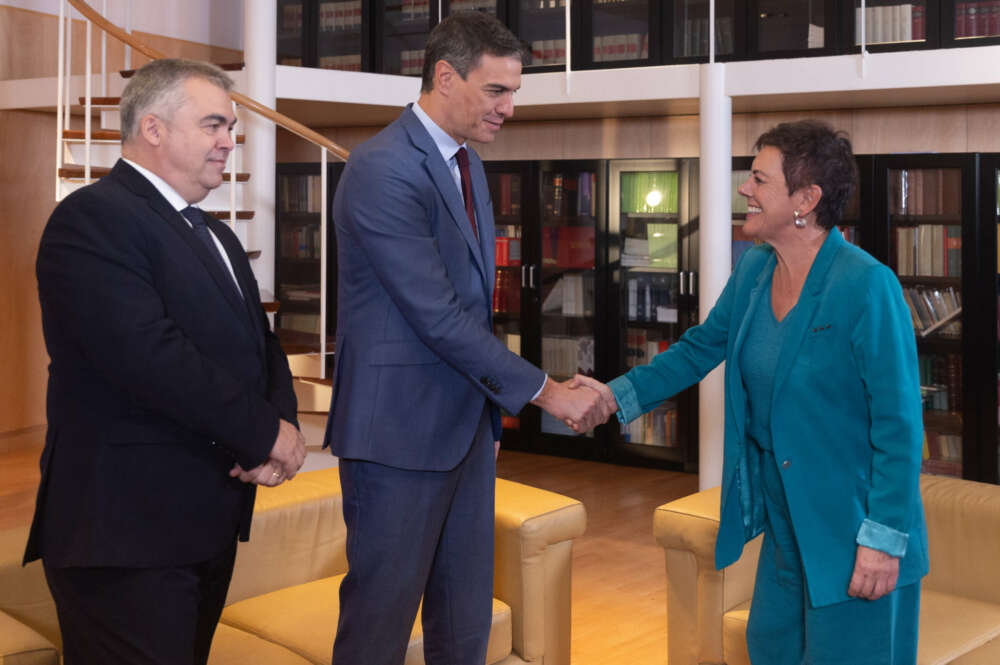 El secretario de Organización del Partido Socialista, Santos Cerdán y el presidente del Gobierno, Pedro Sánchez, reciben a la portavoz de EH Bildu.