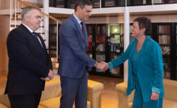 El secretario de Organización del Partido Socialista, Santos Cerdán y el presidente del Gobierno, Pedro Sánchez, reciben a la portavoz de EH Bildu.