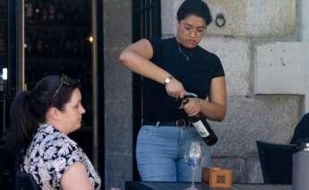 (Foto de ARCHIVO) Una camarera sirve una copa de vino, a 2 de julio de 2024, en Madrid (España). En el mes de junio se han creado en España 71.095 puestos de trabajo, la mayoría vinculados a la hostelería y el comercio. El paro se ha reducido en 46.783 personas respecto a mayo, situándose el número total de desempleados por debajo de los 2,6 millones de personas, en mínimos desde 2008. Así se desprende de los datos difundidos hoy por los ministerios de Inclusión y Trabajo respectivamente, relativos al número de afiliados a la Seguridad Social y al número de personas registradas como parados en las oficinas del Servicio Estatal Público de Empleo (SEPE). Eduardo Parra / Europa Press 02 JULIO 2024;MADRID;HOSTELERIA;COMERCIO;PUESTOS DE TRABAJO 02/7/2024