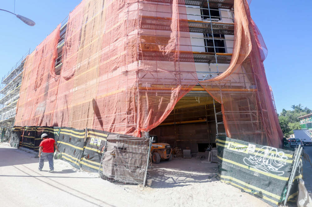 Un obrero trabaja en un bloque de viviendas en construcción, a 10 de septiembre de 2024, en Madrid (España). Ricardo Rubio / Europa Press