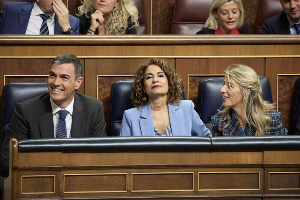 El presidente del Gobierno, Pedro Sánchez; la vicepresidenta primera y ministra de Hacienda, María Jesús Montero y la vicepresidenta segunda y ministra de Trabajo, Yolanda Díaz. Jesús Hellín / Europa Press