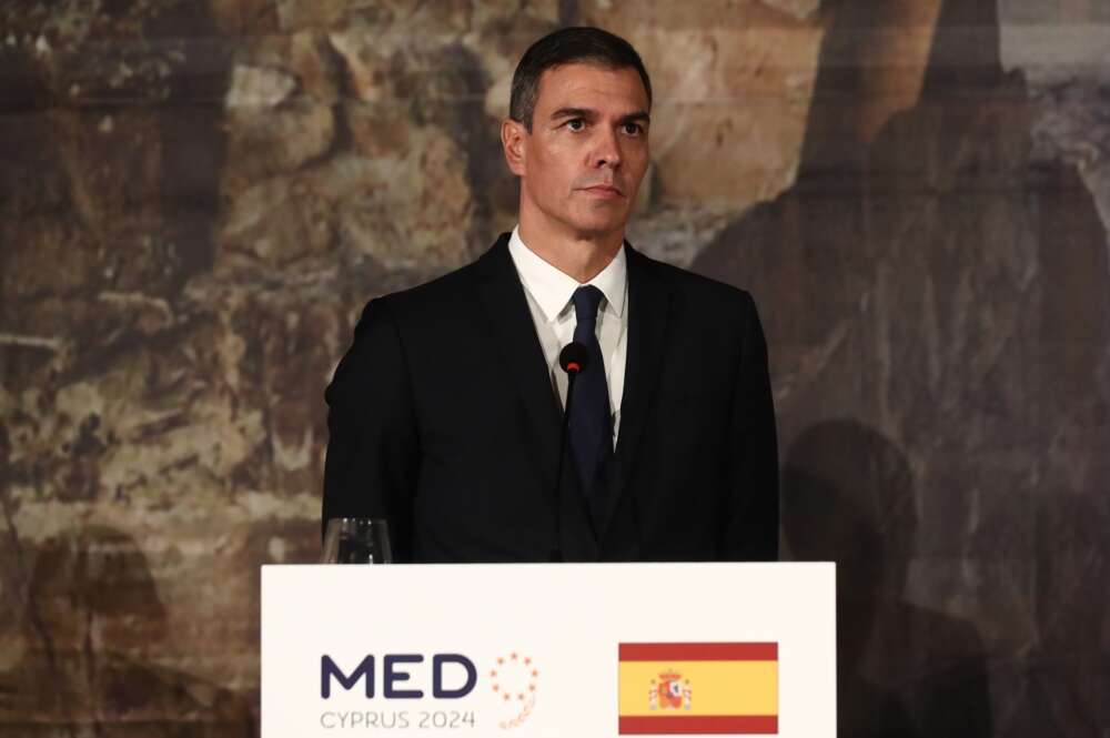 El presidente del Gobierno, Pedro Sánchez participa en la declaración conjunta de los líderes de la XI Cumbre EU-MED9 2024 ante los medios de comunicación, a 11 de octubre de 2024, en Pafos (Chipre). Tras su visita al Papa en el Vaticano, Sánchez viaja a Chipre para participar en la cumbre del MED9, que reúne a los países del Sur de Europa para debatir cuestiones de interés común previo al próximo Consejo Europeo. Pool Moncloa/Fernando Calvo 11/10/2024