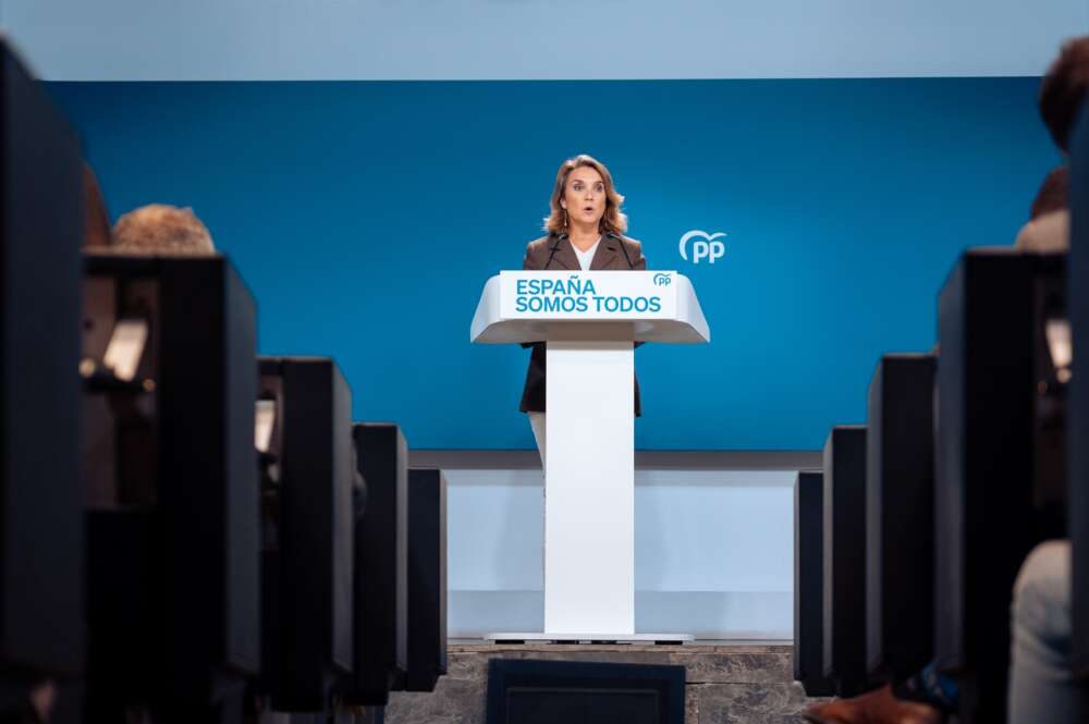 La secretaria general del PP, Cuca Gamarra, ofrece una rueda de prensa tras una reunión extraordinaria del Comité de Dirección del PP, en la sede del Partido Popular, a 13 de octubre de 2024, en Madrid (España). Ayer, 12 de octubre, el presidente del Partido Popular, Alberto Núñez Feijóo, convocó de urgencia una reunión extraordinaria del Comité de Dirección del partido para que valore la respuesta a los hechos conocidos estos días sobre el 'caso Koldo'. El encuentro se convocó después de que la Unidad Central Operativa (UCO) atribuyera al exministro de Transportes José Luis Ábalos un "papel relevante" y de "responsabilidad" en la presunta trama del 'caso Koldo' y pidiera al juez de la Audiencia Nacional que le investigue. Gabriel Luengas / Europa Press 13 OCTUBRE 2024;KOLDO;REUNIÓN;CASO;PP;PARTIDO POPULAR;EXTRAORDINARIA 13/10/2024