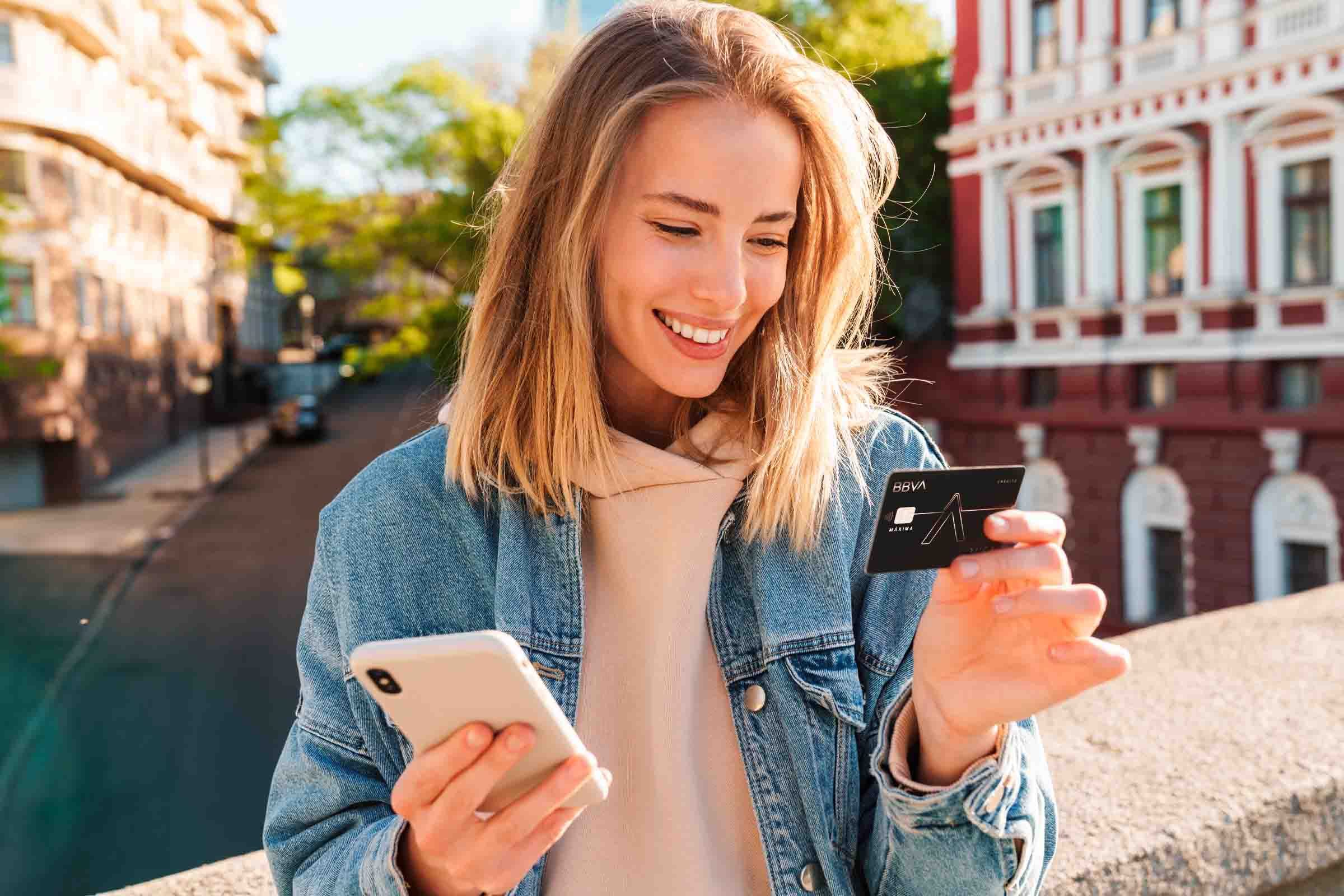 Las tarjetas BBVA ofrecen seguridad y flexibilidad para tus compras online. Foto: BBVA