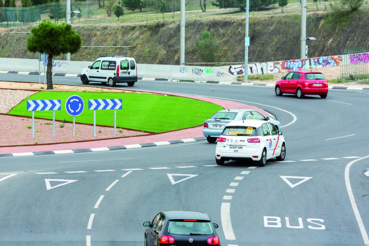 Las penalizaciones en glorietas pueden ser por no respetar la prioridad, circular a una velocidad excesiva o no mantener la distancia de seguridad. Foto: DGT