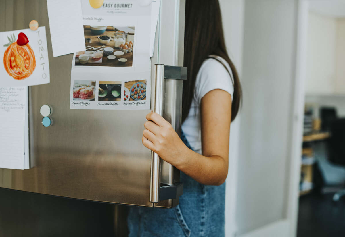 La colección de imanes que adorna tu nevera no afectará en absoluto a su funcionamiento o a los alimentos. Foto: Freepik. Concurso de acreedores.