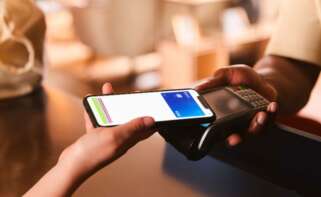 Paga con total tranquilidad en internet y en comercios físicos desde tu móvil, sin necesidad de llevar la tarjeta. Foto: BBVA