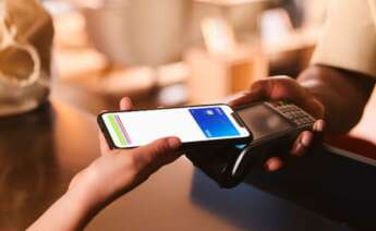 Paga con total tranquilidad en internet y en comercios físicos desde tu móvil, sin necesidad de llevar la tarjeta. Foto: BBVA
