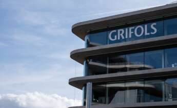 (Foto de ARCHIVO) Sede de Grifols en Barcelona, a 9 de enero de 2023, en Sant Cugat del Vallès, Barcelona, Catalunya (España). La firma de análisis Gotham City Research ha realizado un informe sobre la compañía española especializada en el sector farmacéutico y hospitalario, Grifols, a la que acusa de manipular sus ratios de deuda y el resultado bruto de explotación (Ebitda) para reducir artificialmente el apalancamiento, por lo que advierte de que sus acciones serían "no invertibles". Grifols ha salido de la subasta de volatilidad, marcando un precio de 8,22 euros por acción, lo que implica una caída de algo más del 42% respecto al precio de cierre. David Zorrakino / Europa Press 09 ENERO 2024;BOLSA;EMPRESA;CAÍDA;PÉRDIDAS 09/1/2024