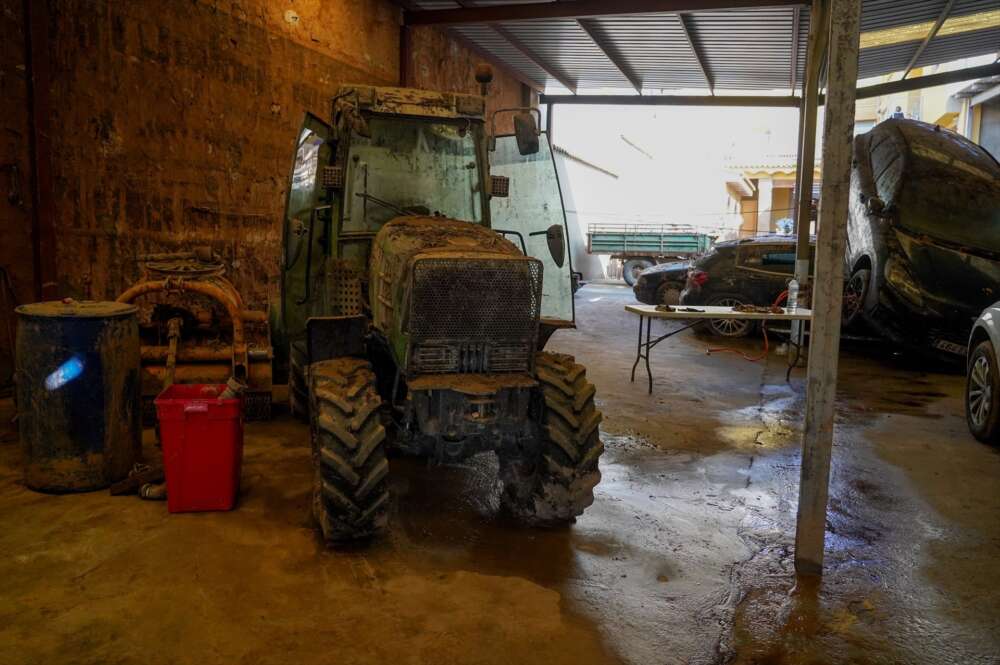 Un tractor lleno de barro por la DANA, a 6 de noviembre de 2024, en Pedralba, Valencia, Comunidad Valenciana (España). Eduardo Manzana / Europa Press