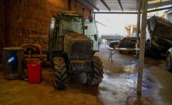 Un tractor lleno de barro por la DANA, a 6 de noviembre de 2024, en Pedralba, Valencia, Comunidad Valenciana (España). Eduardo Manzana / Europa Press