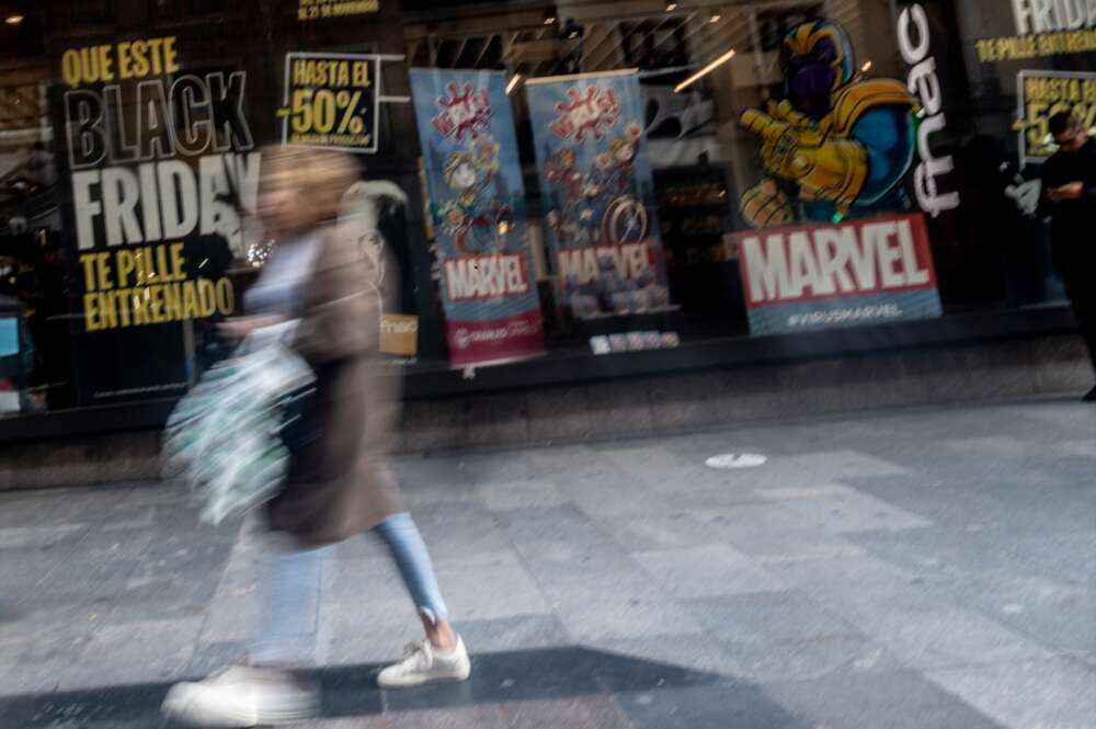 (Foto de ARCHIVO) Una persona con una bolsa, a 12 de noviembre de 2024, en Madrid (España). El 66% de los españoles asegura que comprará algún producto durante el Black Friday, que se celebrará el próximo 29 de noviembre y que vuelve a convertirse en una de las fechas clave en el adelanto de las compras de la campaña de Navidad. En concreto, esta cifra supone un aumento de nueve puntos porcentuales con respecto a los datos el pasado año, en el que el 57% de la población manifestaba esta intención de compra. Ricardo Rubio / Europa Press 12 NOVIEMBRE 2024;COMPRAS;BOLSAS;CONSUMO;CONSUMIDORES; 12/11/2024. BBVA.