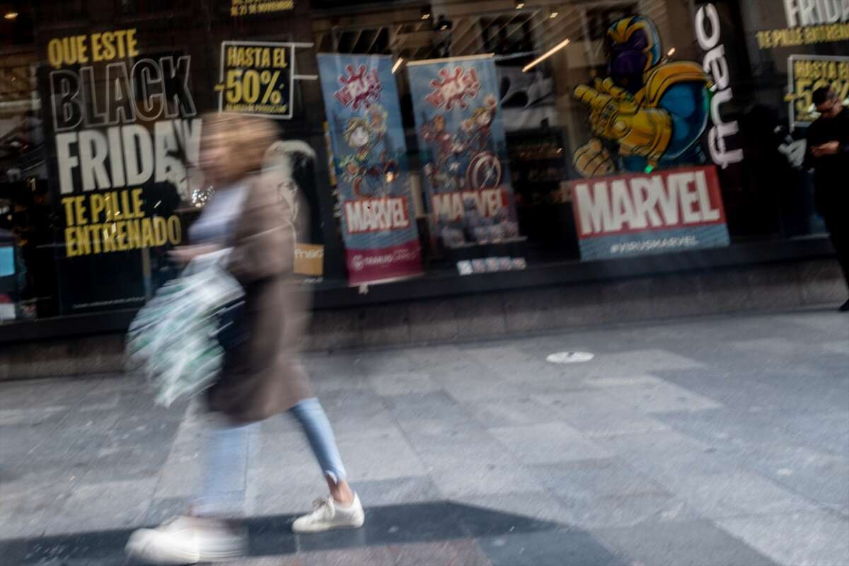 (Foto de ARCHIVO)
Una persona con una bolsa, a 12 de noviembre de 2024, en Madrid (España). El 66% de los españoles asegura que comprará algún producto durante el Black Friday, que se celebrará el próximo 29 de noviembre y que vuelve a convertirse en una de las fechas clave en el adelanto de las compras de la campaña de Navidad. En concreto, esta cifra supone un aumento de nueve puntos porcentuales con respecto a los datos el pasado año, en el que el 57% de la población manifestaba esta intención de compra.

Ricardo Rubio / Europa Press
12 NOVIEMBRE 2024;COMPRAS;BOLSAS;CONSUMO;CONSUMIDORES;
12/11/2024
