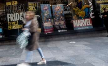 (Foto de ARCHIVO) Una persona con una bolsa, a 12 de noviembre de 2024, en Madrid (España). El 66% de los españoles asegura que comprará algún producto durante el Black Friday, que se celebrará el próximo 29 de noviembre y que vuelve a convertirse en una de las fechas clave en el adelanto de las compras de la campaña de Navidad. En concreto, esta cifra supone un aumento de nueve puntos porcentuales con respecto a los datos el pasado año, en el que el 57% de la población manifestaba esta intención de compra. Ricardo Rubio / Europa Press 12 NOVIEMBRE 2024;COMPRAS;BOLSAS;CONSUMO;CONSUMIDORES; 12/11/2024. BBVA.