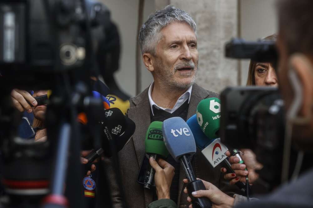 (Foto de ARCHIVO) El ministro del Interior, Fernando Grande-Marlaska, atiende a los medios de comunicación tras la reunión de CECOPI sobre la situación de la DANA en Valencia, en la delegación del gobierno en Valencia, a 14 de noviembre de 2024, en Valencia, Comunidad Valenciana (España). La Aemet ha rebajado este jueves el aviso rojo, el máximo, por la llegada de una nueva dana en Valencia a amarillo y ha retirado todos los avisos en Málaga. La Comunidad Valenciana empieza a recuperar la normalidad, pero ha vivido una tensa madrugada, con intensas lluvias en el litoral y bajo aguaceros que han dejado hasta 80 litros por metro cuadrado en Cullera (Valencia) pero que han evitado, por el momento, las zonas más afectadas por las inundaciones del pasado 29 de octubre. Rober Solsona / Europa Press 14 NOVIEMBRE 2024; 14/11/2024