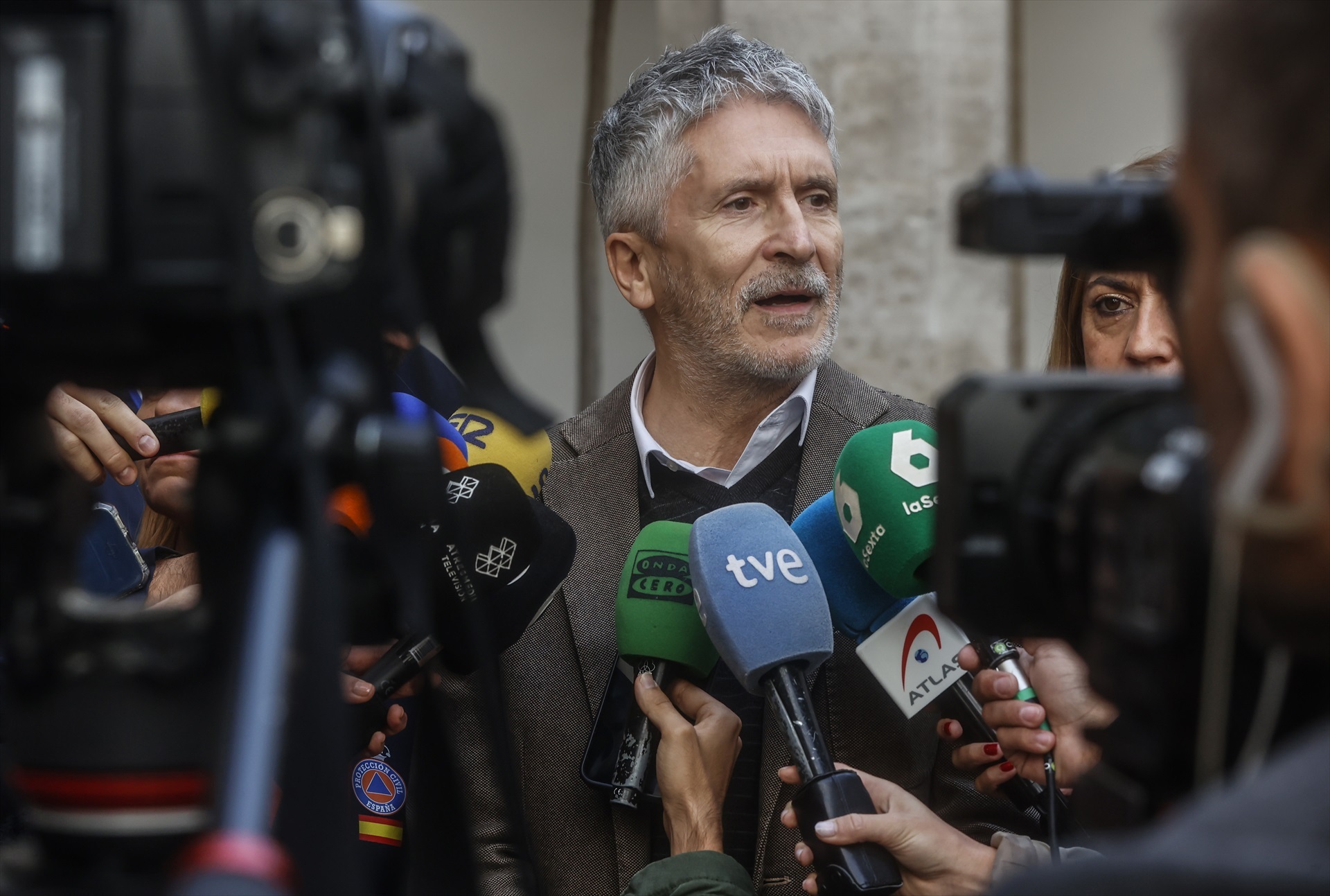 (Foto de ARCHIVO) El ministro del Interior, Fernando Grande-Marlaska, atiende a los medios de comunicación tras la reunión de CECOPI sobre la situación de la DANA en Valencia, en la delegación del gobierno en Valencia, a 14 de noviembre de 2024, en Valencia, Comunidad Valenciana (España). La Aemet ha rebajado este jueves el aviso rojo, el máximo, por la llegada de una nueva dana en Valencia a amarillo y ha retirado todos los avisos en Málaga. La Comunidad Valenciana empieza a recuperar la normalidad, pero ha vivido una tensa madrugada, con intensas lluvias en el litoral y bajo aguaceros que han dejado hasta 80 litros por metro cuadrado en Cullera (Valencia) pero que han evitado, por el momento, las zonas más afectadas por las inundaciones del pasado 29 de octubre. Rober Solsona / Europa Press 14 NOVIEMBRE 2024; 14/11/2024