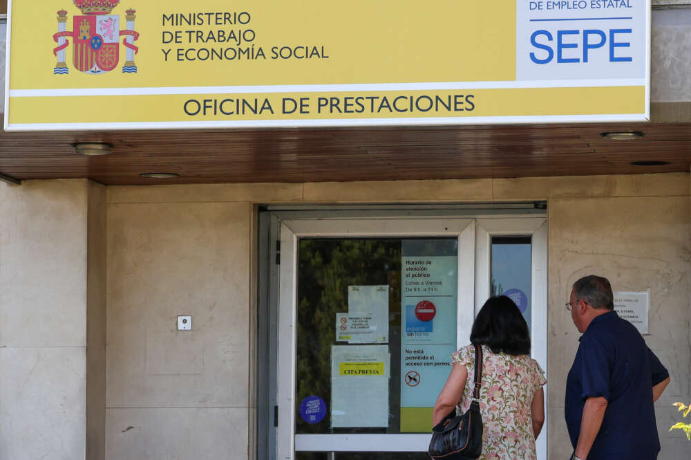 dos personas entrando en una oficina del SEPE