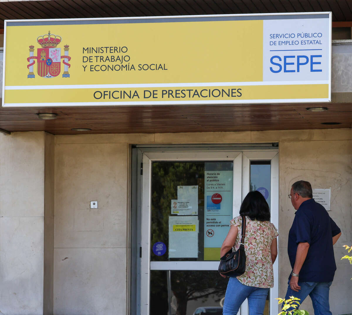 dos personas entrando en una oficina del SEPE