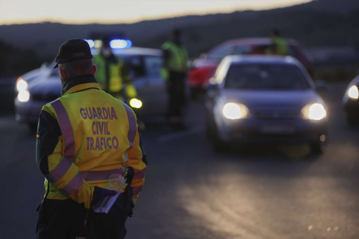 Un agente durante un control de la Guardia Civil. Foto: Jesús Hellín / Europa Press
