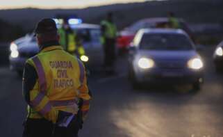Un agente durante un control de la Guardia Civil. Foto: Jesús Hellín / Europa Press