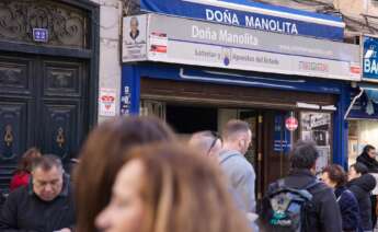 Decenas de personas hacen cola en la Administración Doña Manolita en Madrid (España). Loteria Nacional