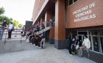 Estudiantes en la universidad.