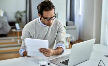 Un autónomo haciendo facturas.