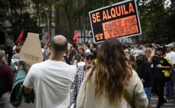 Varias personas durante una manifestación para denunciar el precio de los alquileres en Madrid. Foto: Fernando Sánchez / Europa Press