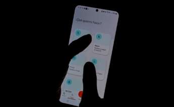 una persona haciendo un bizum con su móvil