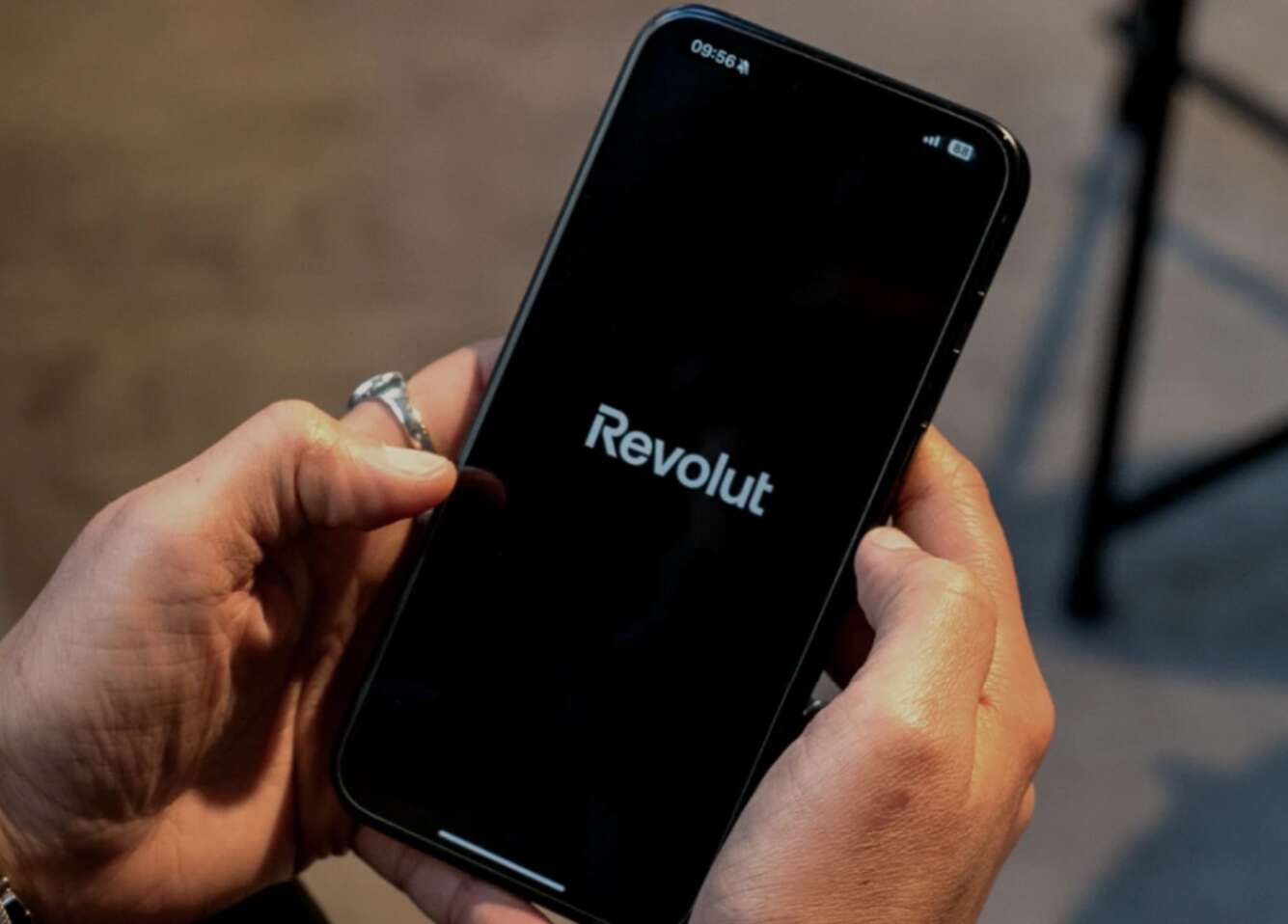 Una persona utiliza la aplicación de Revolut en su móvil. Foto: Revolut.